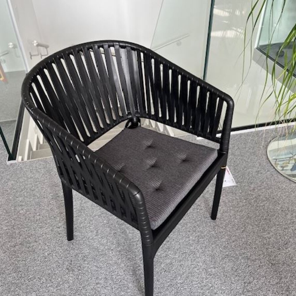 Černá plastová židle PORTOFINO ARMCHAIR + podsedák