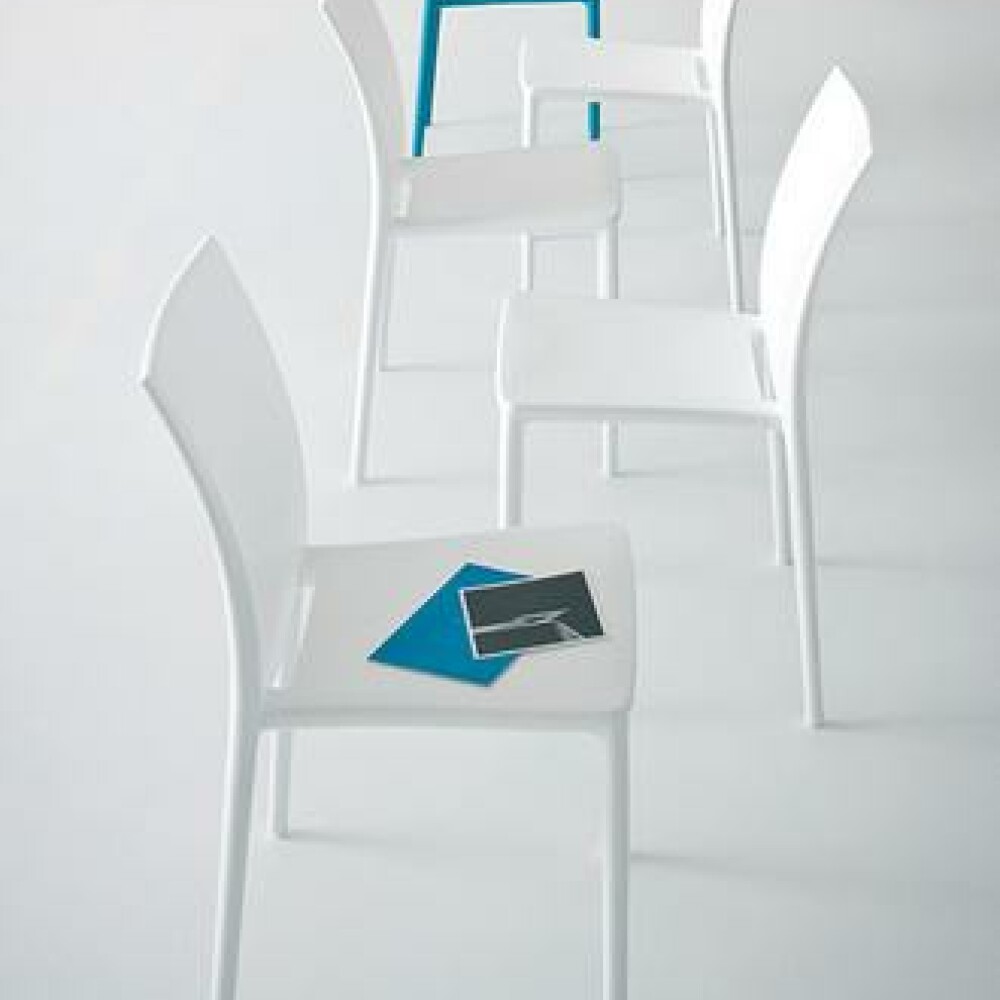 Plastové židle MOON v interiéru