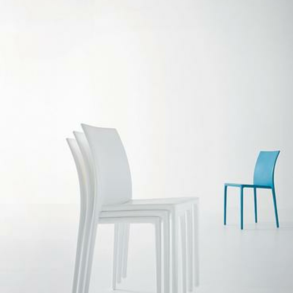 Plastové židle MOON v interiéru