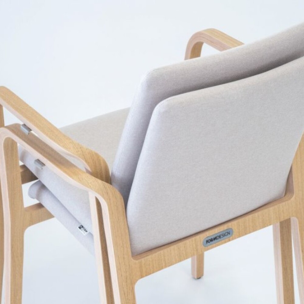 Designová židle LOOP CUATRO C – stohovatelná čalouněná židle