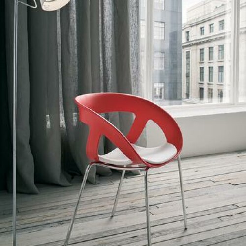 Plastová židle MOEMA 69 v interiéru