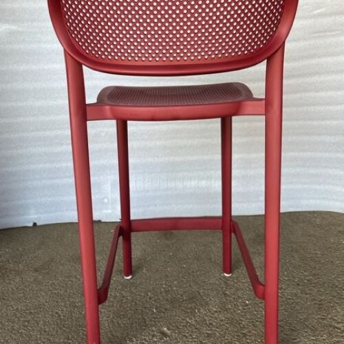 Barová židle NUTA stool - pohled zezadu na vadu barvy nohy